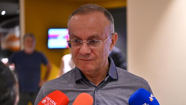 Сейран Оганян отвечает на вопросы журналистов перед началом презентации двухтомника депутата НС, члена АРФД Артура Хачатряна Арцахские переговоры (25 июля 2025). Еревaн - Sputnik Армения