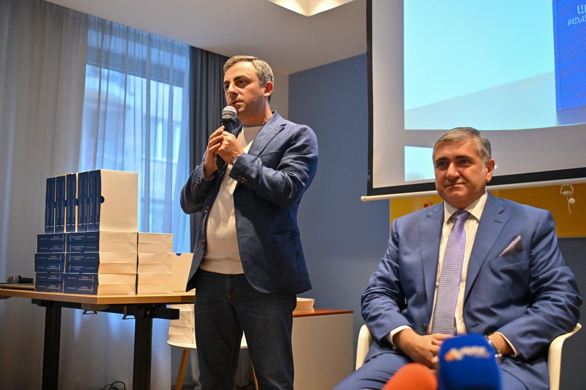 Презентация двухтомника депутата НС, члена АРФД Артура Хачатряна Арцахские переговоры (25 июля 2025). Еревaн Презентация двухтомника депутата НС, члена АРФД Артура Хачатряна Арцахские переговоры (25 июля 2025). Еревaн - Sputnik Արմենիա, 1920, 25.07.2025