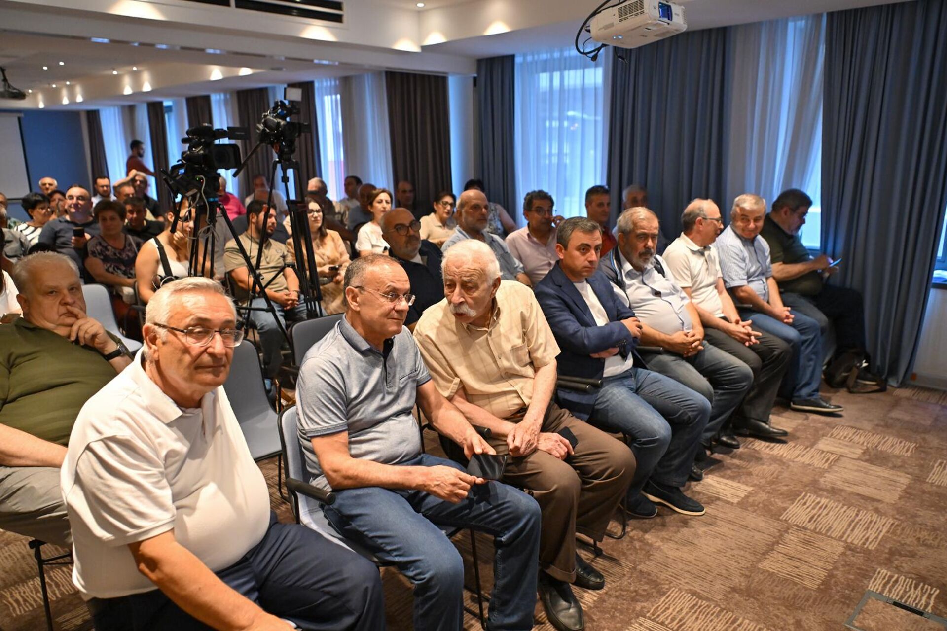 Презентация двухтомника депутата НС, члена АРФД Артура Хачатряна Арцахские переговоры (25 июля 2025). Еревaн Презентация двухтомника депутата НС, члена АРФД Артура Хачатряна Арцахские переговоры (25 июля 2025). Еревaн - Sputnik Արմենիա, 1920, 25.07.2025