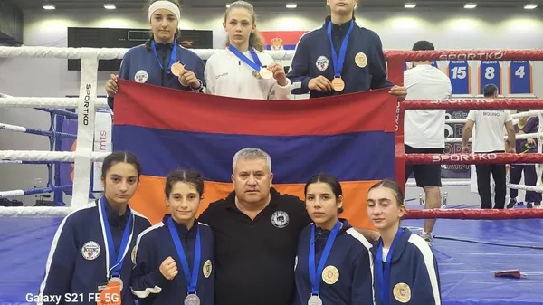 Команда под руководством Хачика Хачатряна на чемпионате Европы по боксу среди юниоров в Сербии - Sputnik Армения