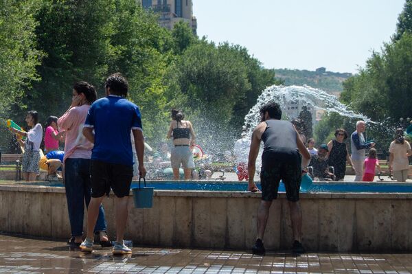 Куда же без того, чтобы окунуться в этот жаркий день в городской фонтан - Sputnik Армения