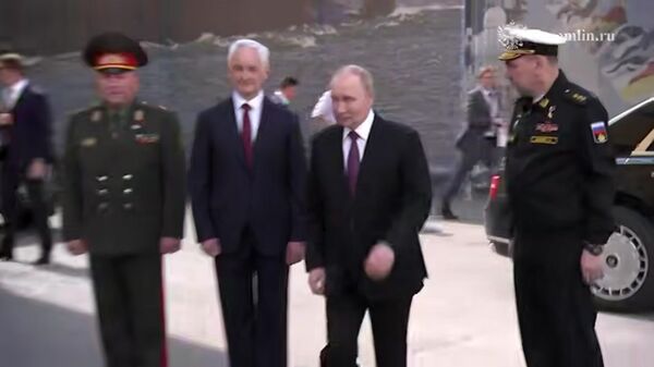 Պուտինը ժամանել է Սանկտ Պետերբուրգի Ծովակալություն և շնորհավորել անձնակազմին տոնի առթիվ - Sputnik Արմենիա