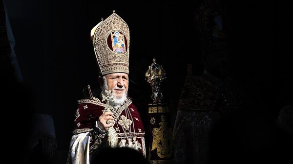 Католикос Гарегин II проводит церемонию открытия Мавзолея Католикосата и Зала молитв при свечах (27 июля 2025). Эчмиадзин - Sputnik Армения