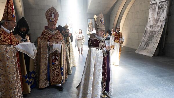 Католикос Гарегин II проводит церемонию открытия Мавзолея Католикосата и Зала молитв при свечах (27 июля 2025). Эчмиадзин - Sputnik Армения