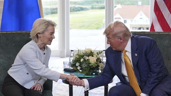 Президент Дональд Трамп пожимает руку председателю Европейской комиссии Урсуле фон дер Ляйен (27 июля 2025). Шотландия - Sputnik Армения