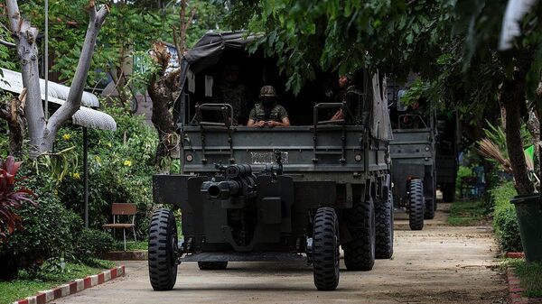 Колонна тайских военных движется на фоне эскалации конфликта между Таиландом и Камбоджей в провинции Сурин (25 июля 2025). Таиланд - Sputnik Армения