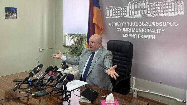 Мэр Гюмри Вардан Гукасян проводит брифинг (28 июля 2025). Гюмри - Sputnik Армения