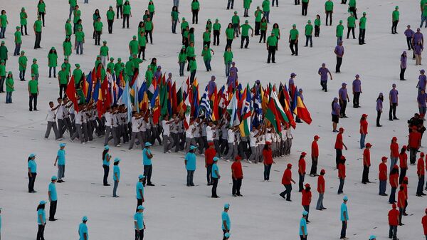 Ֆրանկոֆոն երկրների դրոշները կամավորների ձեռքերում. արխիվային լուսանկար - Sputnik Արմենիա