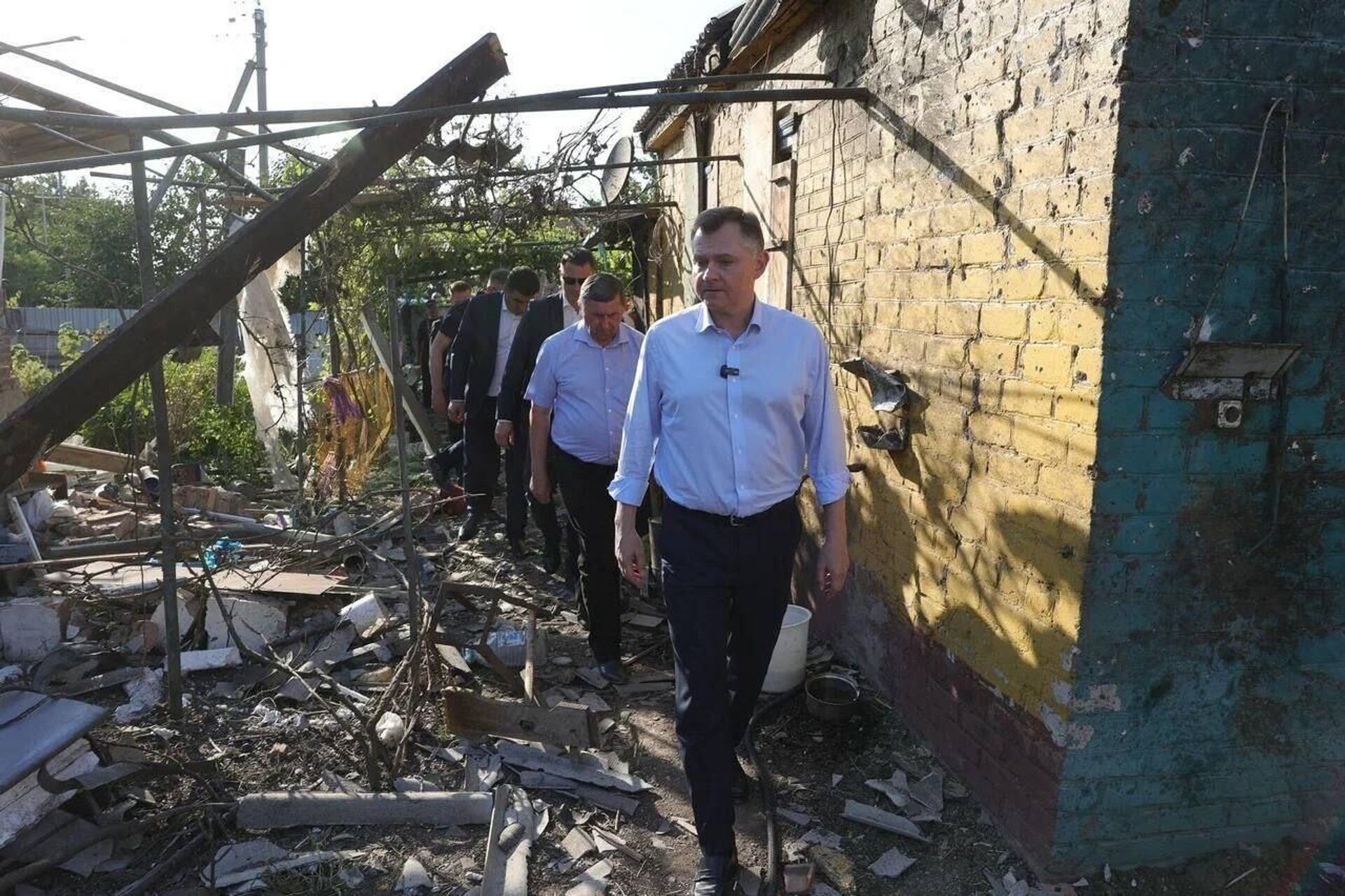 Врио губернатора Ростовской области Юрий Слюсарь осматривает последствия атаки украинской БПЛА на Сальск (29 июля 2025). Ростовская область Врио губернатора Ростовской области Юрий Слюсарь осматривает последствия атаки украинской БПЛА на Сальск (29 июля 2025). Ростовская область - Sputnik Армения, 1920, 29.07.2025