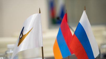 Флажки Армении, России и ЕАЭС
