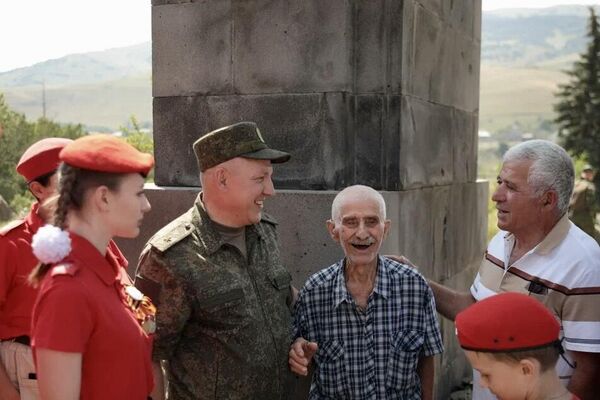 Военнослужащие и юнармейцы ЮВО облагородили территорию вокруг монумента памяти отряда Монтрезора в Памбакском ущелье (31 июля 2025). Лори Военнослужащие и юнармейцы ЮВО облагородили территорию вокруг монумента памяти отряда Монтрезора в Памбакском ущелье (31 июля 2025). Лори - Sputnik Армения