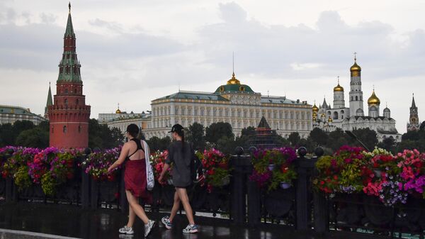 Девушки на Большом Каменном мосту на фоне Кремля - Sputnik Армения
