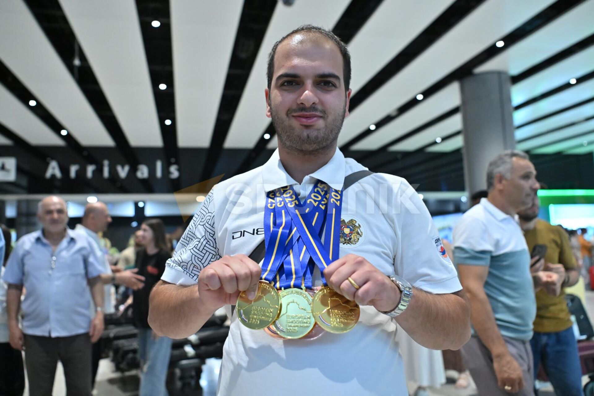 Рекордсмен мира и чемпион Европы по стрельбе в одиночном разряде, гюмриец Ованнес Маркарян вернулся на родину (31 июля 2025). Еревaн Рекордсмен мира и чемпион Европы по стрельбе в одиночном разряде, гюмриец Ованнес Маркарян вернулся на родину (31 июля 2025). Еревaн - Sputnik Армения, 1920, 31.07.2025