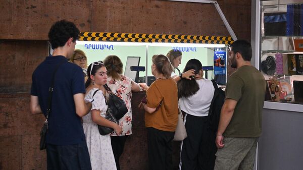 Пассажиры покупают билеты в метро - Sputnik Армения