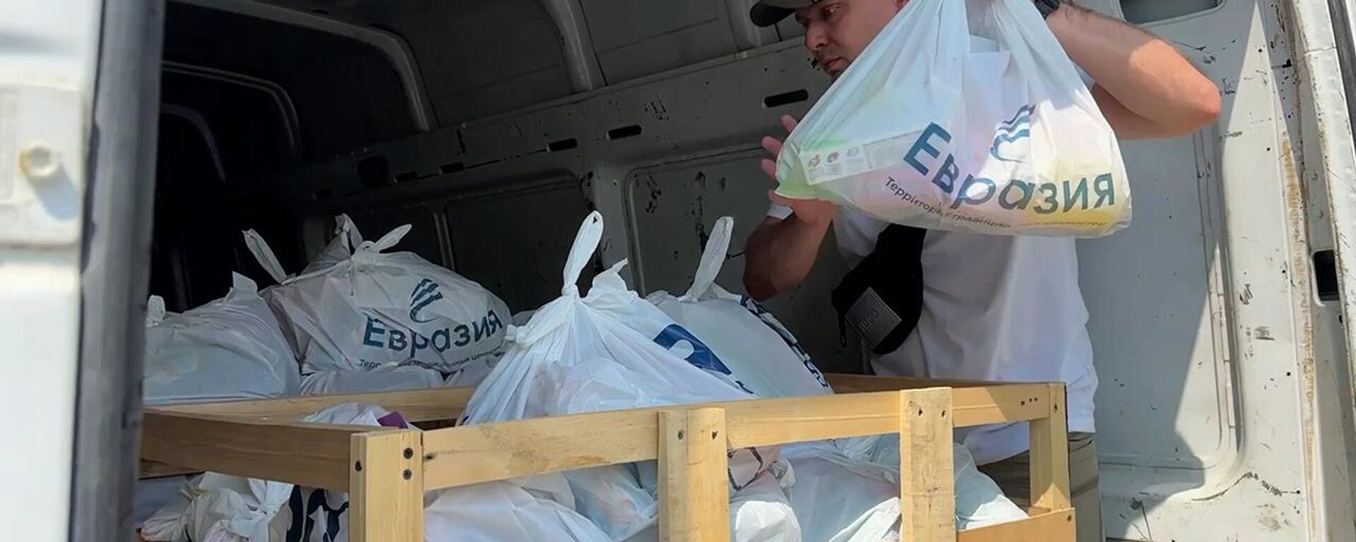 Гуманитарная помощь для вынужденных переселенцев из Нагорного Карабаха в Армении - Sputnik Արմենիա, 1920, 02.08.2025