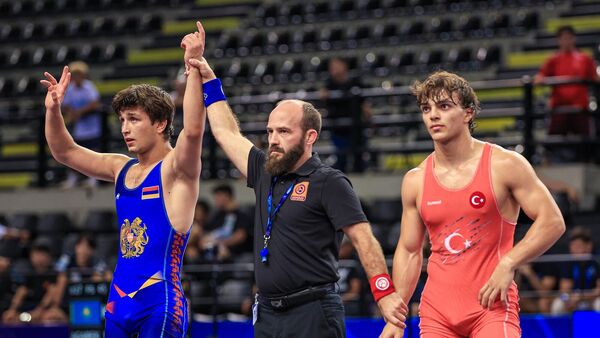 Մրցավարը հաղթանակից հետո բարձրացրել է  Եղիշե Մոսեսյանի ձեռքը - Sputnik Արմենիա