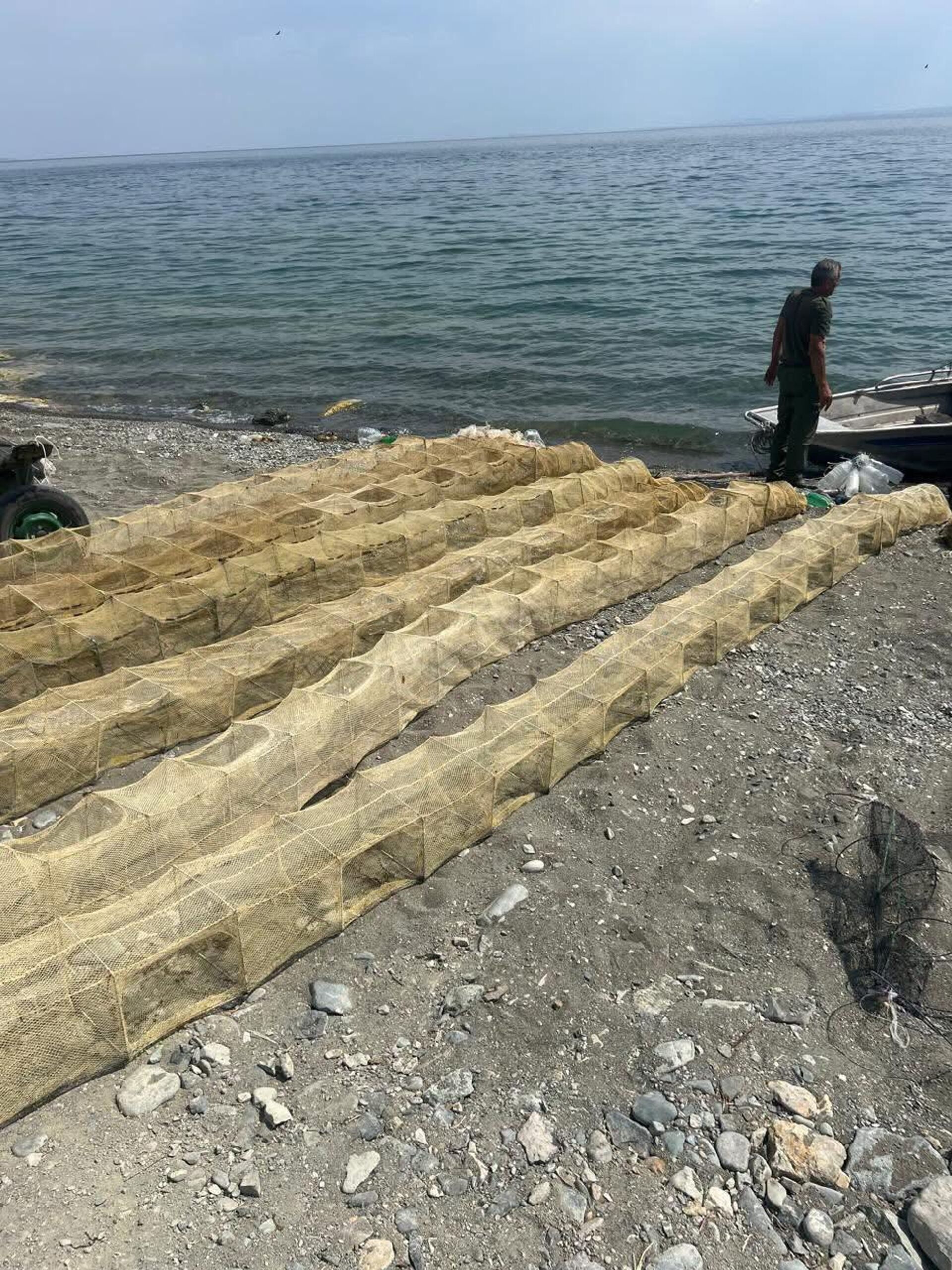 Инспекцией обнаружено 28 незаконно установленных ловушек для ловли крабов и 33 рыболовные сети (3 августа 2025). Севан - Sputnik Արմենիա, 1920, 03.08.2025