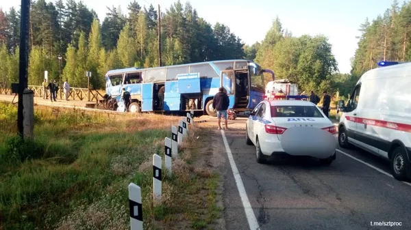 ДТП поезда и рейсового автобуса на переезде (4 августа 2025). Ленинградская область - Sputnik Армения