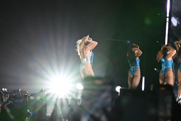 56-ամյա աստղը բեմում էր շլացուցիչ ու, ինչպես միշտ, համարձակ տեսքով՝ համերգային տարբեր «բոդիներով»։ - Sputnik Արմենիա