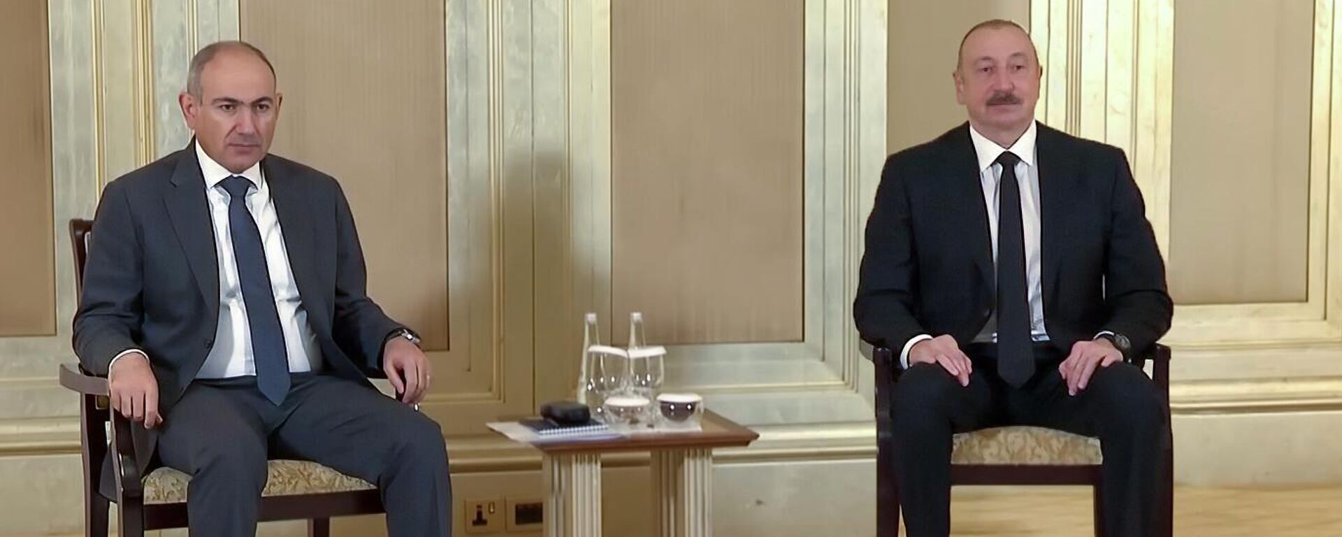 Премьер-министр Никол Пашинян на встрече с президентом Азербайджана Ильхамом Алиевым (10 июля 2025). Абу-Даби - Sputnik Армения, 1920, 21.07.2025