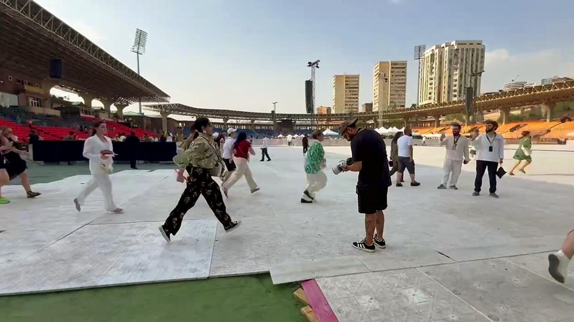 Люди заходят на республиканский стадион перед началом концерта Дженнифер Лопес (3 августа 2025). Еревaн - Sputnik Արմենիա, 1920, 04.08.2025