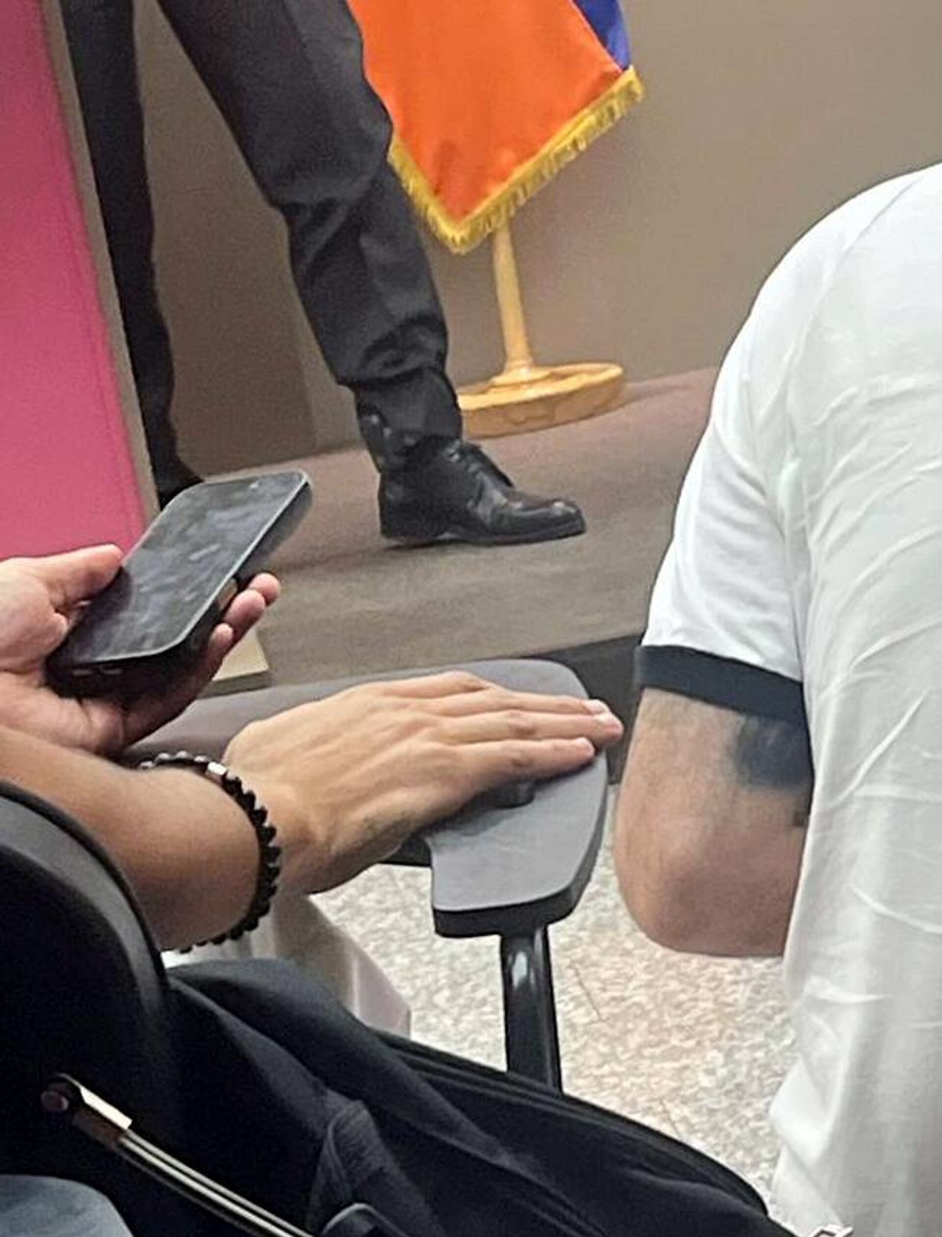 Армен Ашотян показал электронный браслет во время пресс-конференции (5 августа 2025). Еревaн - Sputnik Արմենիա, 1920, 05.08.2025