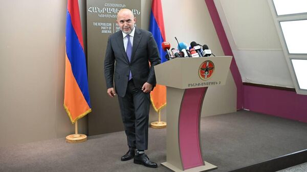 Армен Ашотян показал электронный браслет во время пресс-конференции (5 августа 2025). Еревaн - Sputnik Армения