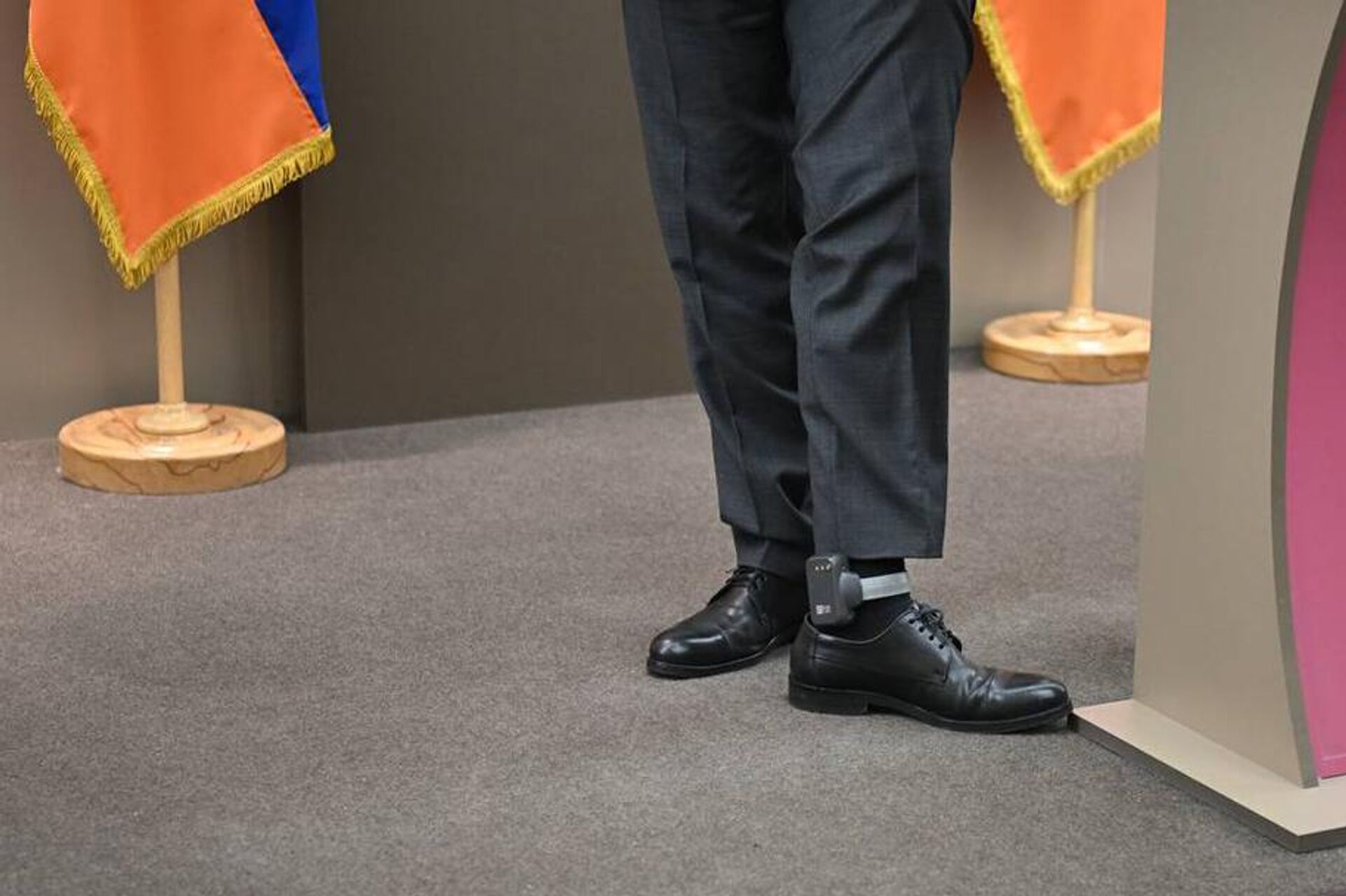 Армен Ашотян показал электронный браслет во время пресс-конференции (5 августа 2025). Еревaн - Sputnik Армения, 1920, 05.08.2025