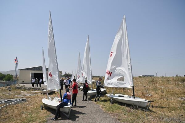 Международный мемориальный турнир по парусному спорту имени адмирала Исакова на озере Севан - Sputnik Армения