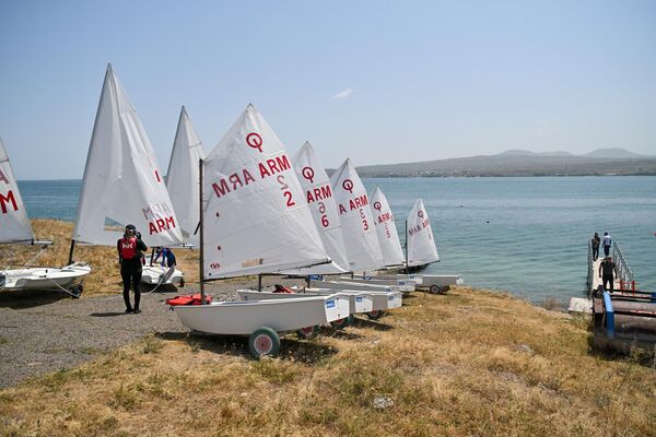 Международный мемориальный турнир по парусному спорту имени адмирала Исакова на озере Севан - Sputnik Армения