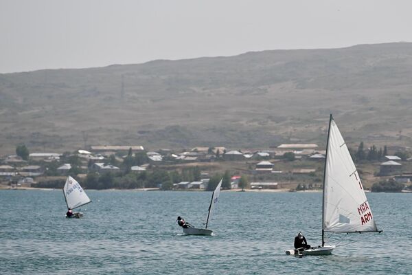 Международный мемориальный турнир по парусному спорту имени адмирала Исакова на озере Севан - Sputnik Армения