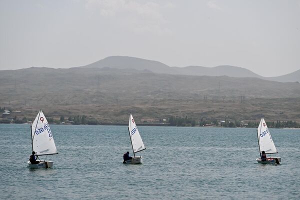 Международный мемориальный турнир по парусному спорту имени адмирала Исакова на озере Севан - Sputnik Армения