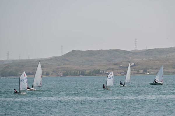 Международный мемориальный турнир по парусному спорту имени адмирала Исакова на озере Севан - Sputnik Армения