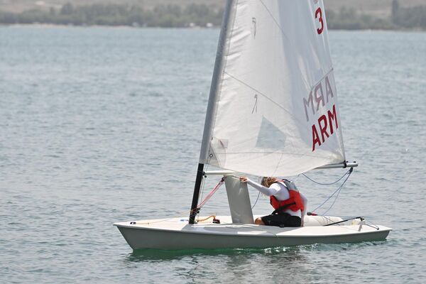 Международный мемориальный турнир по парусному спорту имени адмирала Исакова на озере Севан - Sputnik Армения