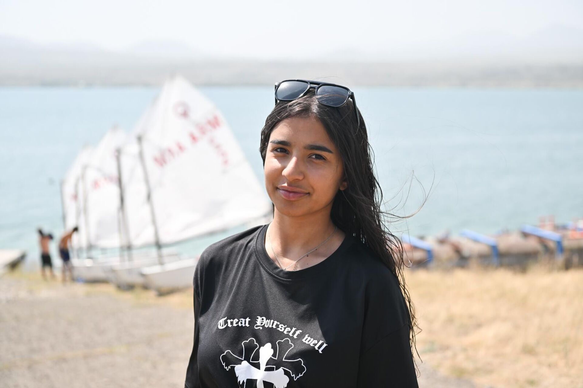 Участница из Армении Наре Сукиасян на международном мемориальном турнире по парусному спорту имени адмирала Исакова на озере Севан - Sputnik Армения, 1920, 05.08.2025