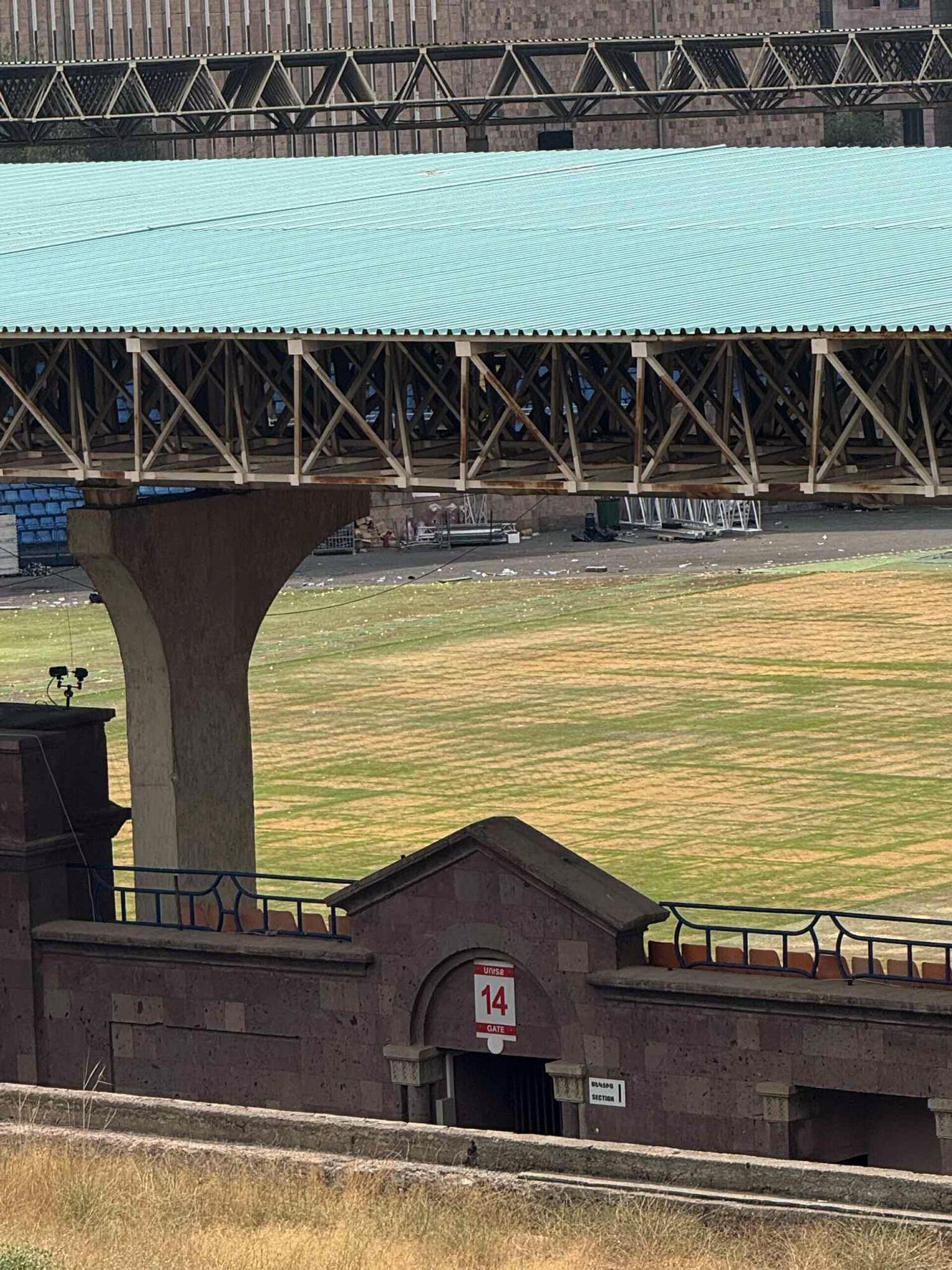 Основатель FAF Сергей Джанджоян опубликовал фотографии состояния газона Республиканского стадиона после концерта Дженнифер Лопес (6 октября 2025). Еревaн - Sputnik Արմենիա, 1920, 06.08.2025