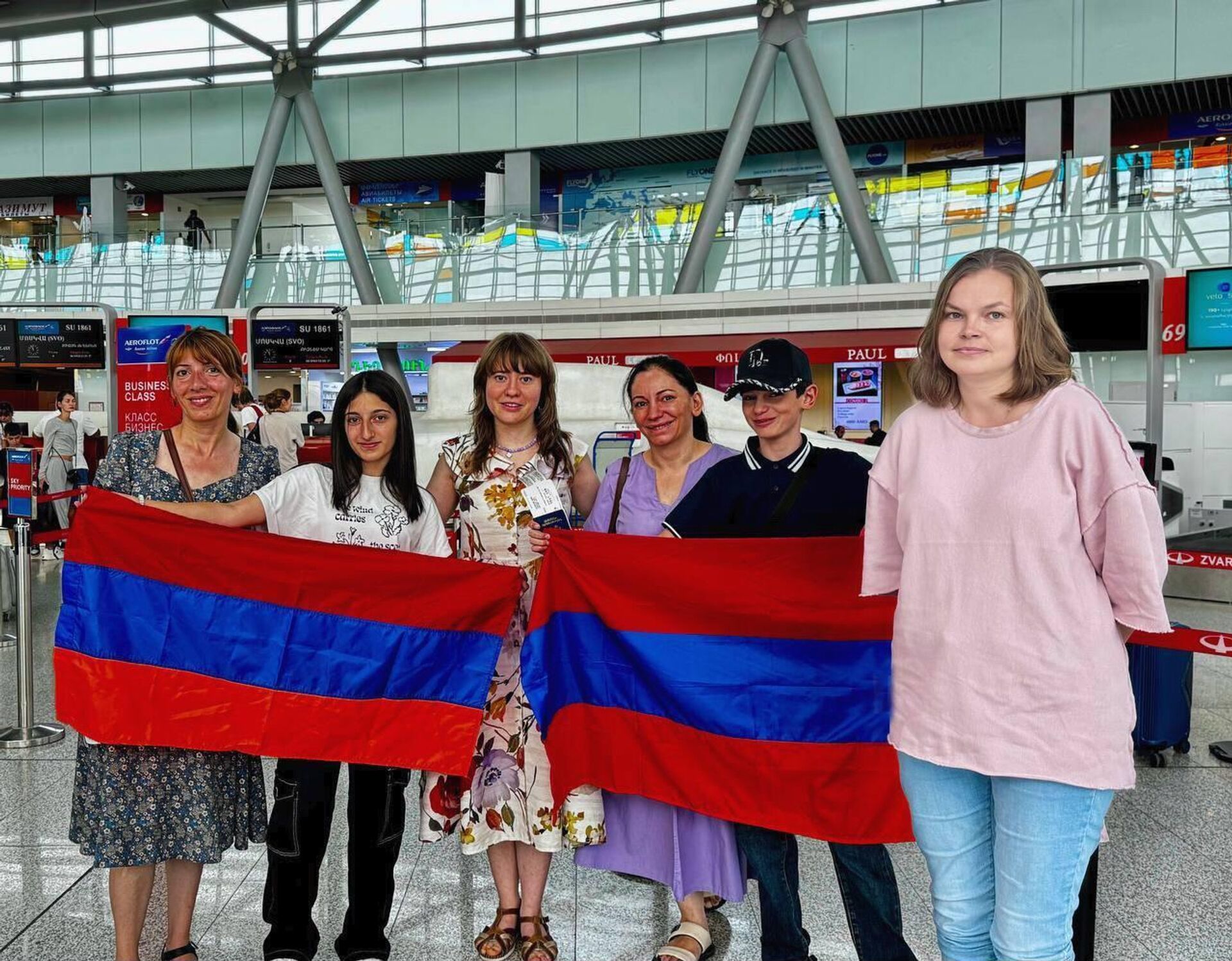 Участники программы Здравствуй, Россия! Нарэ и Арен в аэропорту Звартноц - Sputnik Армения, 1920, 07.08.2025
