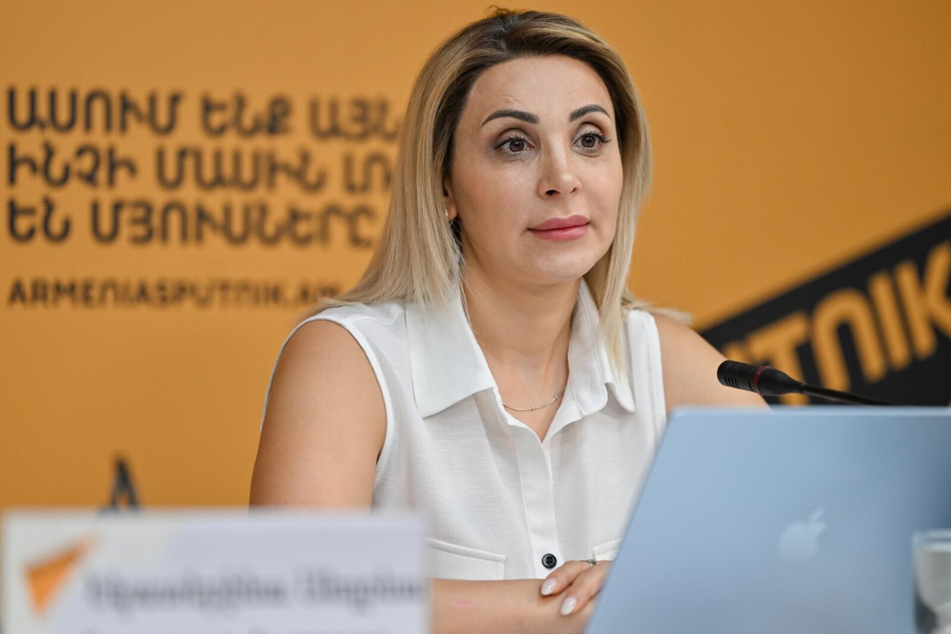 Участник Международной премии Евразия в номинации Дело сердца: лечить, основатель платформы MedForum Ани Карапетян во время видеомоста Еревaн - Душaнбе - Бишкeк посвященный Премии (7 августа 2025). Еревaн - Sputnik Արմենիա, 1920, 07.08.2025