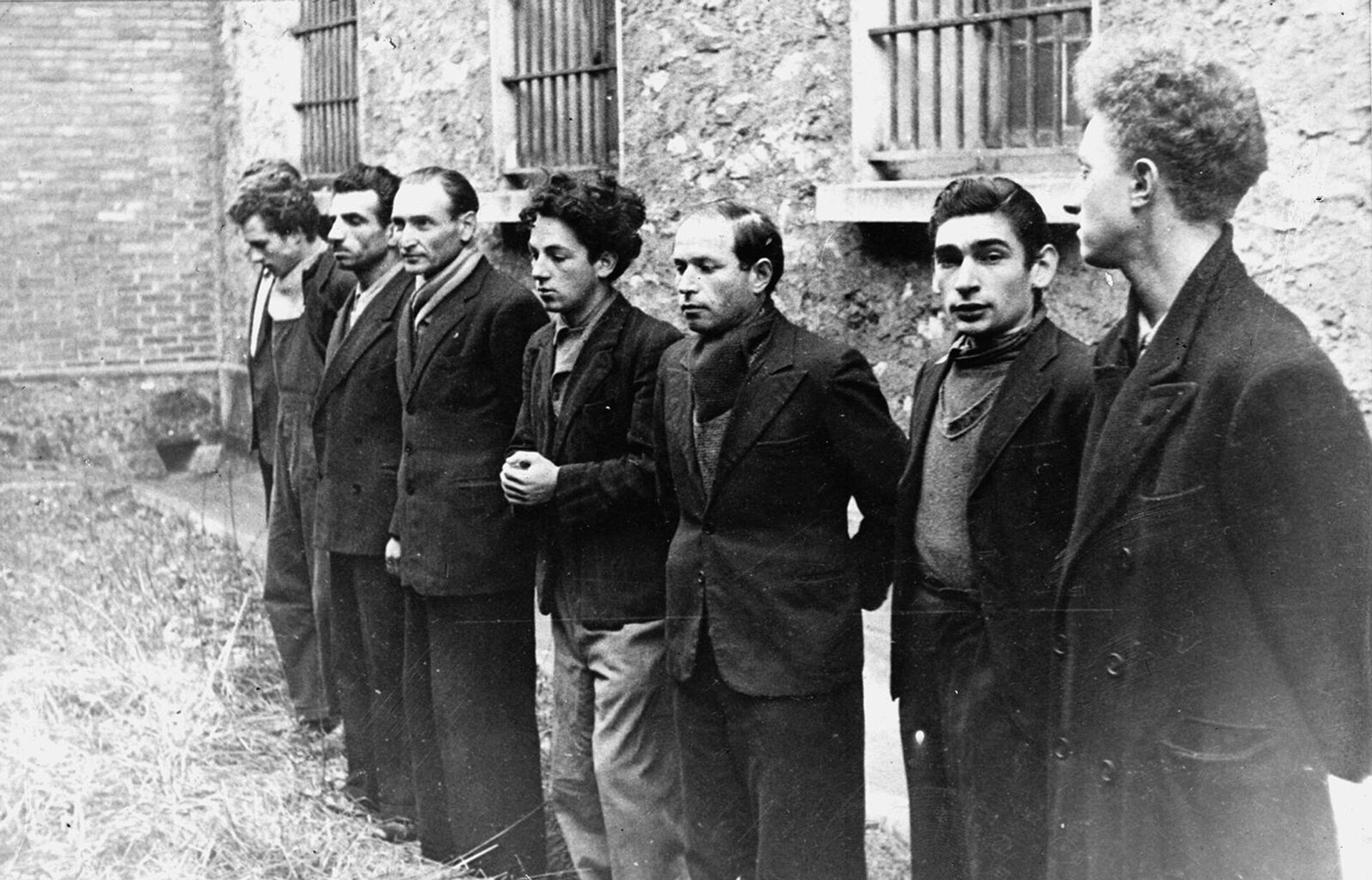 Восемь членов французского коммунистического партизанского отряда сопротивления Группа Миссака Манушяна, включая их лидера Миссака Манушяна (1906-1944) (третий слева в ряду, второй слева на фото), в ожидании казни через несколько дней после их захвата немецкими войсками (21 февраля 1944). Париж
На фотографии (слева направо): Роберт Витчиц, Миссак Манушян, Джозеф Бочов, Вольф Вайсброт, Шлама Грзивач, Морис Фингерквайг, Томас Элек - Sputnik Արմենիա, 1920, 10.08.2025
