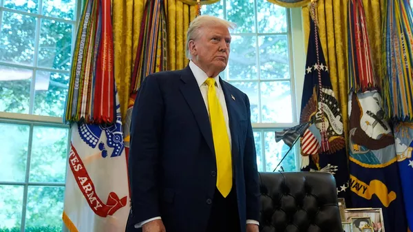 Президент США Дональд Трамп на встрече с журналистами в Овальном кабинете Белого дома (7 августа 2025). Вашингтон - Sputnik Армения