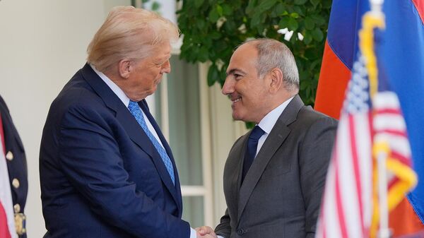 Президент США Дональд Трамп встречает премьер-министра Армении Никола Пашиняна в Белом доме (8 августа 2025). Вашингтон - Sputnik Армения