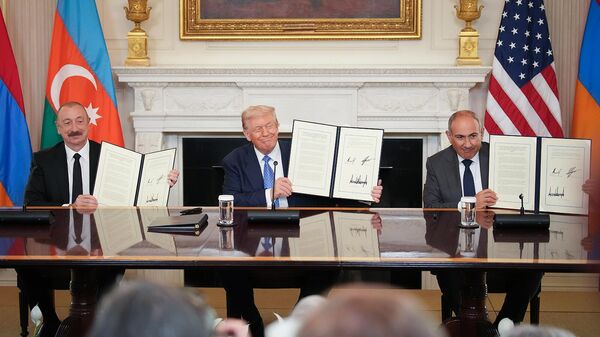 Президент США Дональд Трамп, премьер-министр Армении Никол Пашинян и президент Азербайджана Ильхам Алиев держат в руках соглашение, подписанное в Восточном зале Белого дома (8 августа 2025). Вашингтон - Sputnik Армения