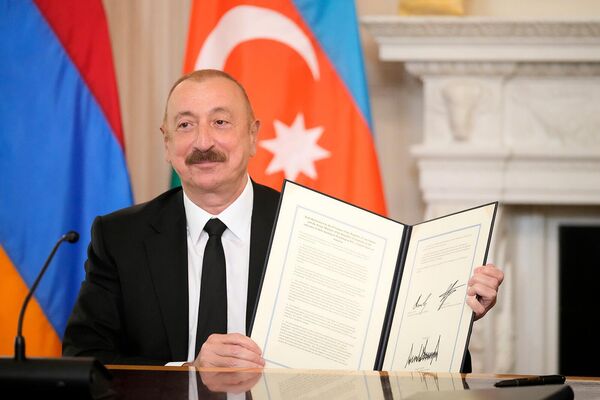 Ադրբեջանի նախագահ Իլհամ Ալիևը ձեռքում է պահում ստորագրված եռակողմ համաձայնագիրը Ադրբեջանի նախագահ Իլհամ Ալիևը ձեռքում է պահում ստորագրված եռակողմ համաձայնագիրը - Sputnik Արմենիա