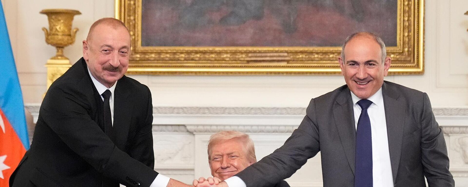 Президент США Дональд Трамп пожимает руки премьер-министру Армении Николу Пашиняну и президенту Азербайджана Ильхаму Алиеву во время церемонии подписания в Восточном зале Белого дома (8 августа 2025). Вашингтон - Sputnik Армения, 1920, 09.08.2025