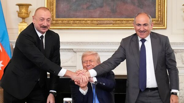 Президент США Дональд Трамп пожимает руки премьер-министру Армении Николу Пашиняну и президенту Азербайджана Ильхаму Алиеву во время церемонии подписания в Восточном зале Белого дома (8 августа 2025). Вашингтон - Sputnik Армения