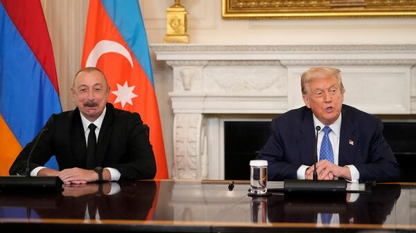 Президент Азербайджана Ильхам Алиев рядом с президентом США Дональдом Трампом во время трехсторонней церемонии подписания с премьер-министром Армении в Белом доме (8 августа 2025). Вашингтон - Sputnik Армения