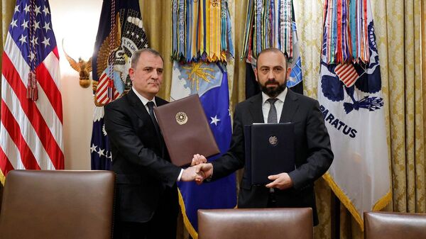 Հայաստանի և Ադրբեջանի ԱԳ նախարարներ Արարատ Միրզոյանը և  Ջեյհուն Բայրամովը ՀՀ, ԱՀ և ԱՄՆ ղեկավարների ներկայությամբ  նախաստորագրել են «ՀՀ և ԱՀ միջև խաղաղության և միջպետական հարաբերությունների հաստատման մասին» համաձայնագիրը (2025թ․ օգոստոսի 8)․ Վաշինգտոն - Sputnik Արմենիա