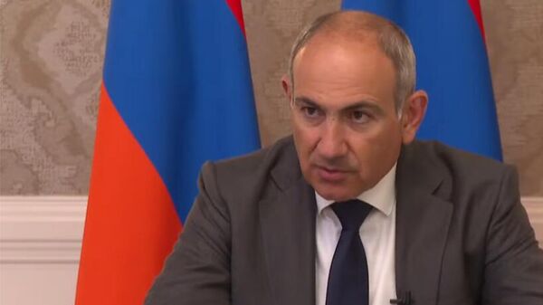 Премьер-министр Никол Пашинян проводит брифинг по итогам трехсторонней встречи с президентами США и Азербайджана (9 августа 2025). Еревaн - Sputnik Армения