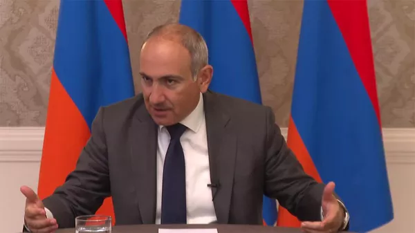 Премьер-министр Никол Пашинян проводит брифинг по итогам трехсторонней встречи с президентами США и Азербайджана (9 августа 2025). Еревaн - Sputnik Армения
