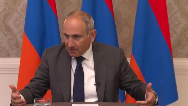Премьер-министр Никол Пашинян проводит брифинг по итогам трехсторонней встречи с президентами США и Азербайджана (9 августа 2025). Еревaн - Sputnik Армения